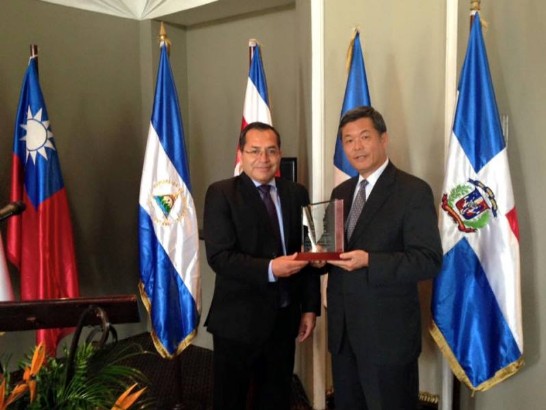 OIRSA瓜地馬拉代表Elmer Lopez最後代表執行長Efrain Medina致贈孫大使感謝牌。