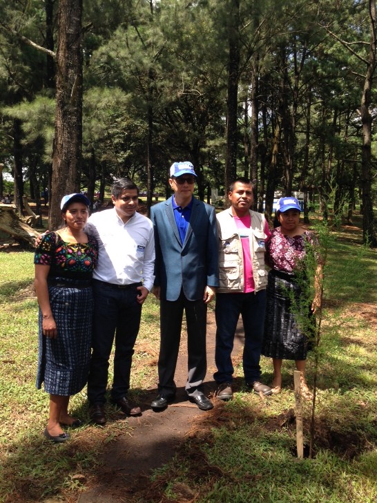 曹立傑大使與瓜國家青年委員會主委Héctor Ruiz植樹紀念