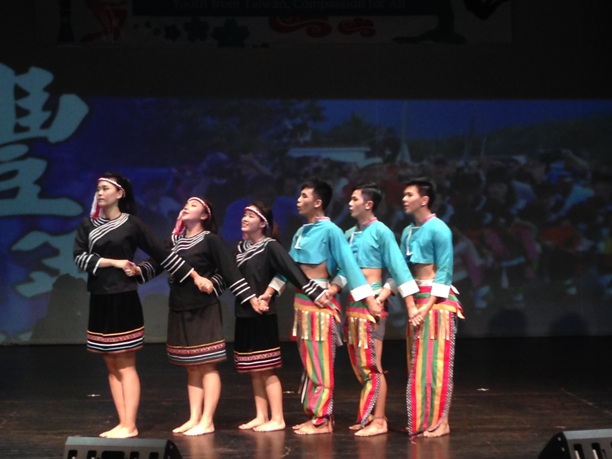 青年大使以歌舞呈現原住民文化