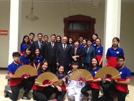 青年大使團與瓜國新任總統馬多納多合影