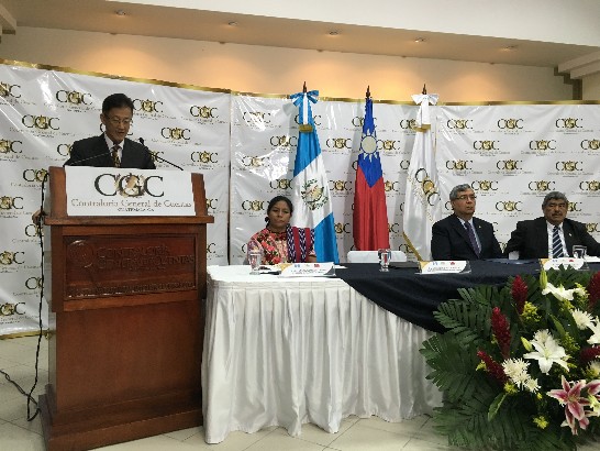 駐館賴大使應邀致詞，主桌貴賓：瓜國副總統卡培拉（右2）、外次艾斯德拉達及審計長緬哥斯（右1）