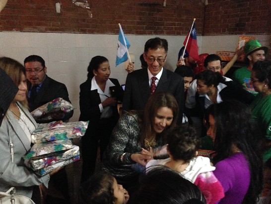 駐館賴大使(中後)與瓜國候任第一夫人馬洛晶(中前)共同發送聖誕節玩具