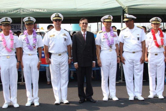 賴大使偕海事副部長湯瑪斯（Carlos Thomas）將軍於碼頭迎接支隊[駐瓜館賴大使建中（正中）、支隊長胡志政少將（右3）、瓜國防部海事副部長湯瑪斯將軍（右2）、瓜海軍司令卡斯帝優上校（左3）及支隊官兵代表等合影