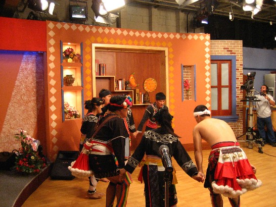 「原舞者」團員接受瓜地馬拉最大有線電視台「第七電視台」「我們的世界」節目專訪並進行現場表演。