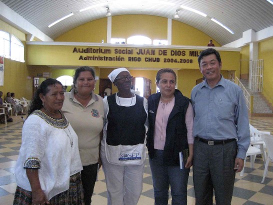 孫大使與瓜國第一夫人社會工作局代表以及El Estor市協助我國醫療團之義工媽媽們合影。