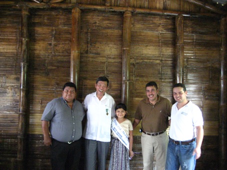左起:Samayac市市長Jose Dionigio Toj Cos，孫大使大成，S市社區自治小學生代表, Suchitepequez省長Werner Martinez，以及瓜國青年組織部代表。