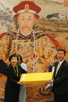 台北故宮院長周功鑫(左)與北京故宮院長鄭欣淼(右)