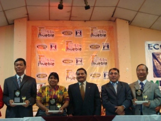 傢具公會頒贈感謝牌給孫大使及瓜國經濟部部等單位。