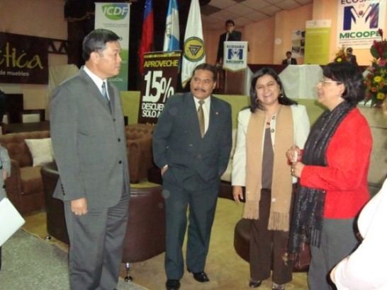 孫大使陪同瓜地馬拉經濟部次長Erasmo Velasquez,中小企業處長Zarazua及國會議員Donis參觀傢具展品。