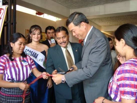 孫大使與瓜地馬拉經濟部次長Erasmo Velasquez共同剪綵