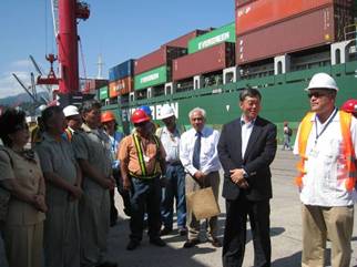 孫大使(右二)於首航典禮致詞