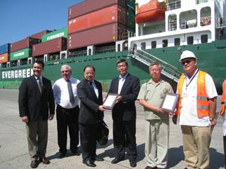 長榮海運公司致贈首航典禮感謝狀(孫大使-左四、瓜國聖托馬斯港務局長Estuardo Vargas-右一、長榮海運曾船長耀東-左三、長榮海運立銘輪陳船長珏-右二)