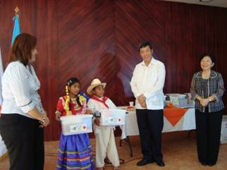 孫大使（右二）於Chiquimula省世界展望會瓜地馬拉分會東部中心贈送國合會急用包，由該省Jocotán小朋友代表接受。