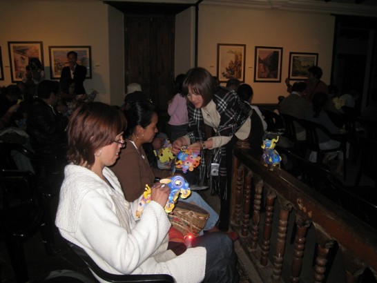 組裝台灣大使館提供之燈籠