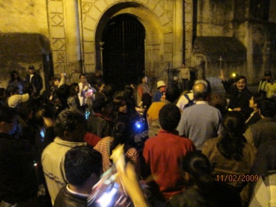 在安地瓜國家古蹟維護委員會紀年史家Enrique Berdúo導覽下，提燈夜遊安地瓜古蹟