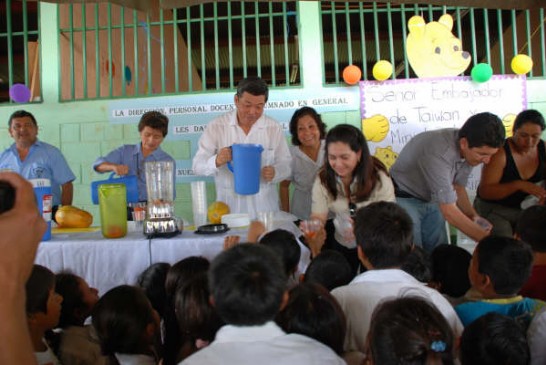 孫大使捐交果汁機予學校並協助準備木瓜汁，供學童品嘗。