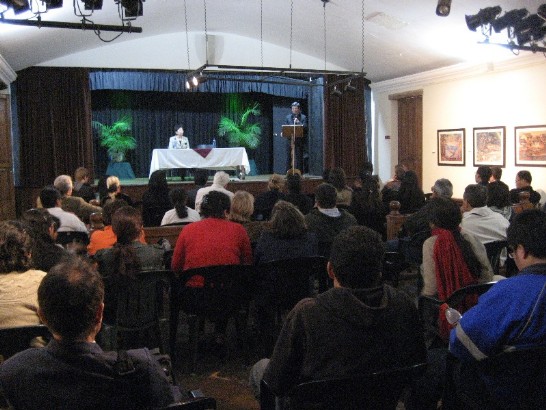 孫大使夫婦與現場來賓就影片以及農曆新年傳統進行座談與意見交換