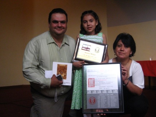 Alma Lucta Hoffman Morales與父母