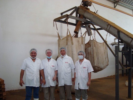 孫大使（左三）與瓜地馬拉商業總會主席JORGE BRIZ（左二）參訪鮪魚加工廠
