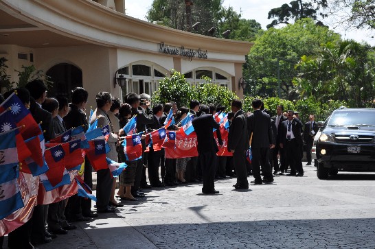 馬總統伉儷率團抵達皇道旅館受到僑胞熱烈歡迎。