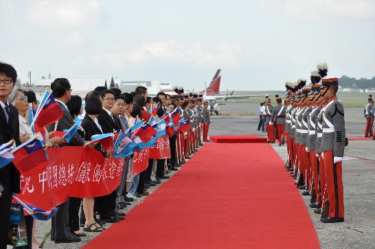 歡送馬總統伉儷與代表團團員離瓜。