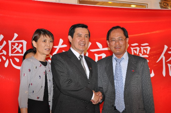 馬總統伉儷與瓜地馬拉「好彩公仔面」製造商李董事長志仁合影。