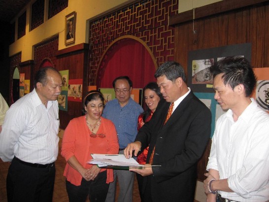 El Sr. Embajador Adolfo Sun mostró los reportajes de las actividades al maestro Lee.