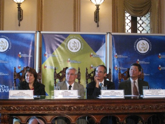 左起:總統府規劃設計局（SEGEPLAN）秘書、瓜國外交部長Haroldo Rodas、瓜國總統Alvaro Colom Caballeros、孫大使大成