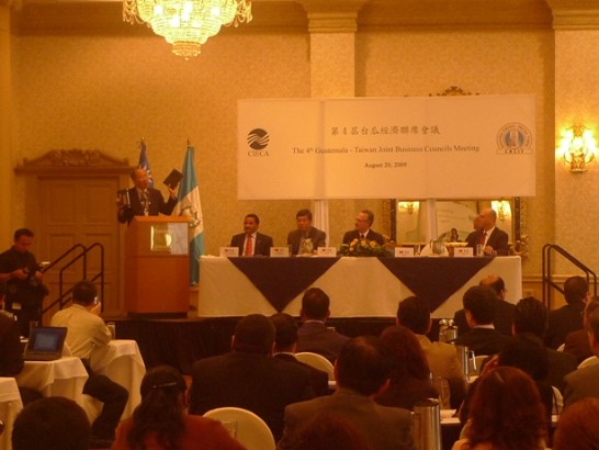 國經協會理事長王鍾渝介紹台灣開發之低價EduBook