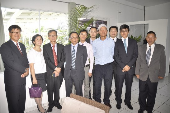 旅海台商於酒會現場合影。