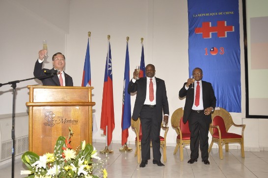 駐海地黃大使再求國慶致詞結束後，舉杯向全場致意。