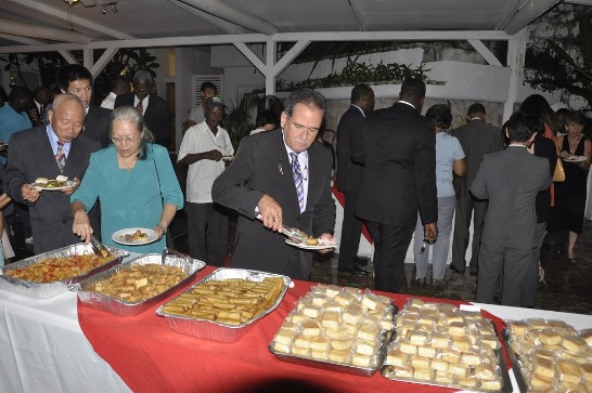 鳳梨酥、春捲、蘿蔔糕及炸蝦等別具臺灣風味美食。
