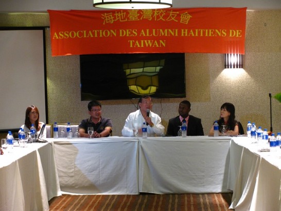 駐海地黃大使再求(中)於海地臺灣校友會成立大會中致詞。