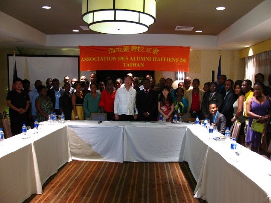 駐海地黃大使再求與留華海地校友們合影。