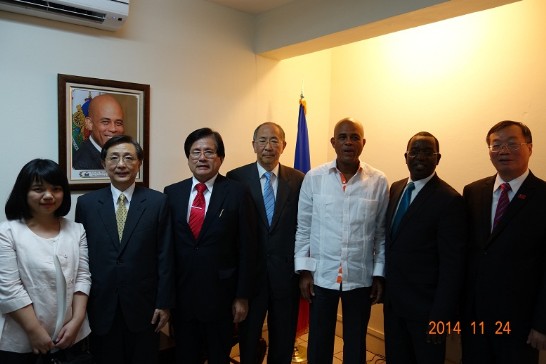 馬德立總統與國經協會貿訪團成員合影。