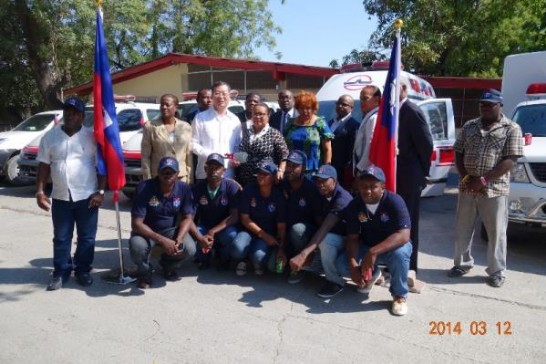 黃大使象徵性捐贈救護車鑰匙予海地衛生部長吉庸(Florence DUPERVAL GUILLAUME)女士