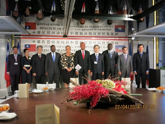 海地總統馬德立(Michel Joseph MARTELLY)伉儷(中)、國經協會施顏資深顧問祥(右4)、外交部柯政務次長森耀(左3)、海地駐華大使館公使代辦Rachel Coupaud女士(左2)、海地貿工部長Wilson LALEAU(左4)、