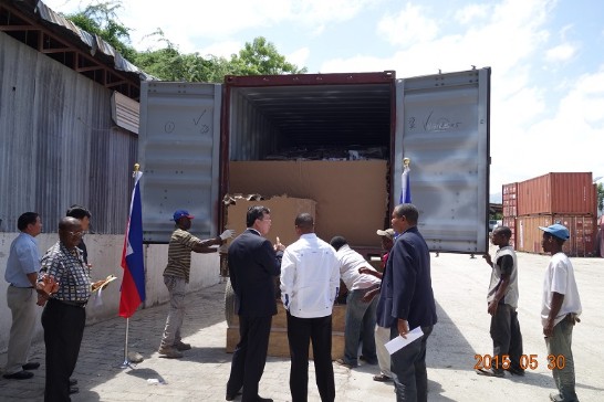 「幫幫忙基金會」援海一貨櫃食米開櫃。