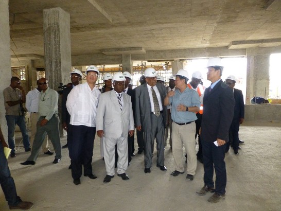 駐海地黃大使再求(前左1)與海地最高法院院長Anel Alexis JOSEPH(前右3)