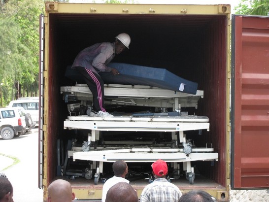 裝有35組病床架及床墊之醫療器材卸貨照。