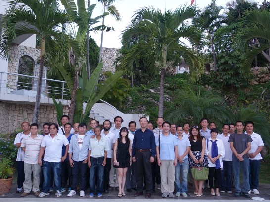 駐海地黃大使再求(中)與旅海僑民及僑商合影。