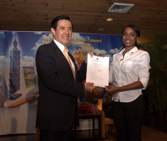 馬總統頒贈2015年臺灣獎學金受獎證明。