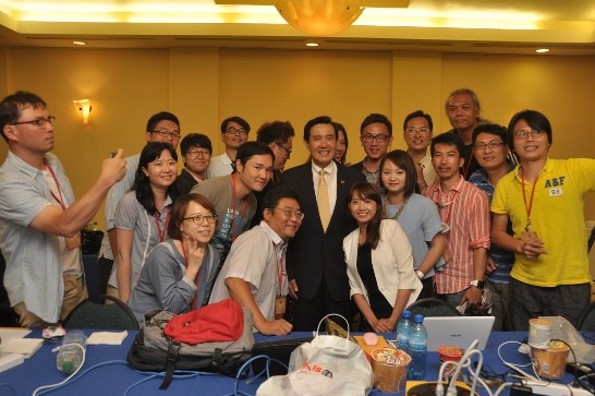 馬總統與「久揚專案」隨團媒體合影。