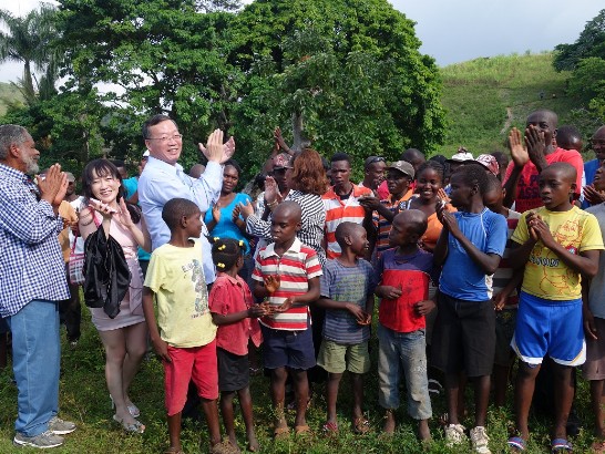 駐海地大使黃再求(左3)與海地衛生部長吉庸(Florence Guillaume)女士(左4)於太子港山區杜菲斯內(Dufresnay)鄉舉行中華民國援建健康中心破土儀式後，與當地政要及鄉民合影。