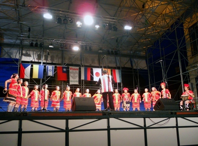 中山女高校友合唱團參加「VIVACE國際合唱節」，團員演唱時穿著原住民傳統服裝，悠揚的歌聲配合原住民舞蹈之演出方式，更讓聽眾及評審眼睛為之一亮。