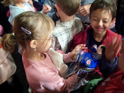 「台原偶戲團」8日在匈牙利東部城市尼瑞基哈扎市（Nyiregyhaza）演出後，陳錫煌老師傅教導小朋友操玩戲偶。