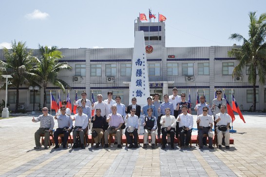 Group photo of Foreign Minister David Lin and other officials and scholars