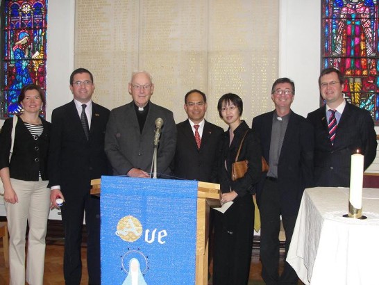 駐愛爾蘭曾厚仁代表夫婦（中）與愛爾蘭眾議員弗內根（Terence Flanagan）夫婦（左）、都柏林市議員弗內根（Declan Flanagan，右一）及李日新神父（Sean O’Leary，右二）於敲鐘祈福儀典合影。