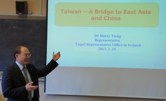 曾大使以Taiwan-- A Bridge to East Asia and China為題在科克大學發表演講