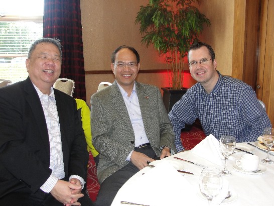 2014國慶升旗曾大使與都柏林市議員Declan Flanagan及僑領鍾濱